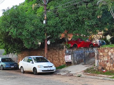 VENDO PROPIEDAD SOBRE LA AV. DEL YACHT EN LAMBARE